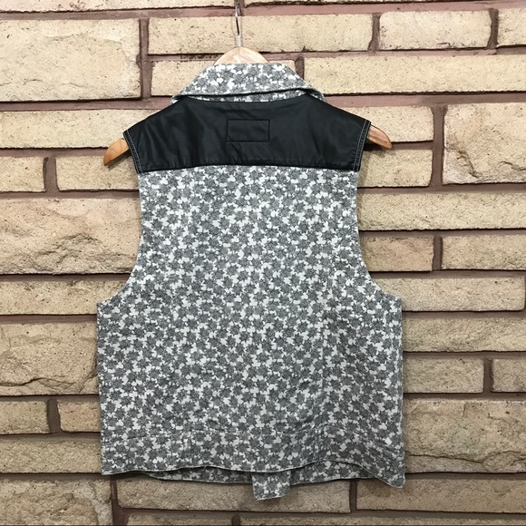 Black and White Patterned Vest - Picture 3 of 4